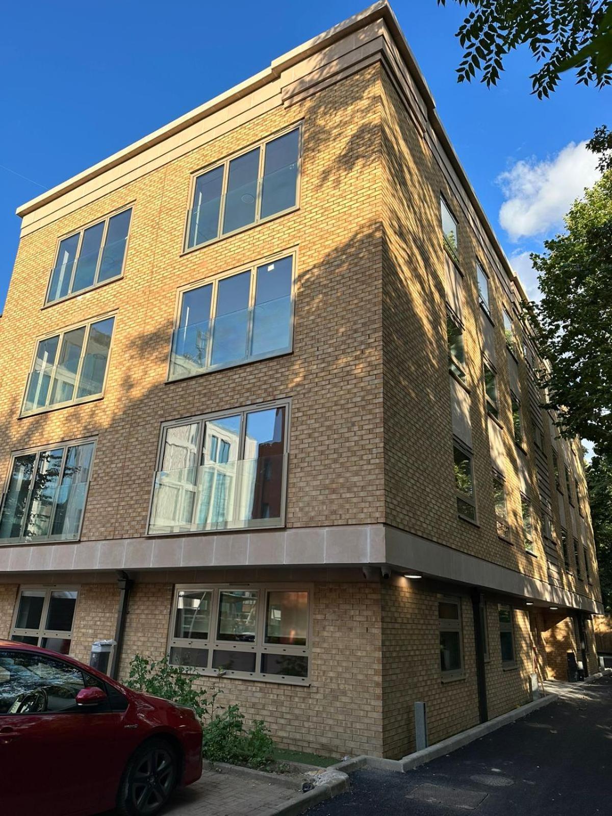Kensington House By Solitaire Suites Слау Экстерьер фото